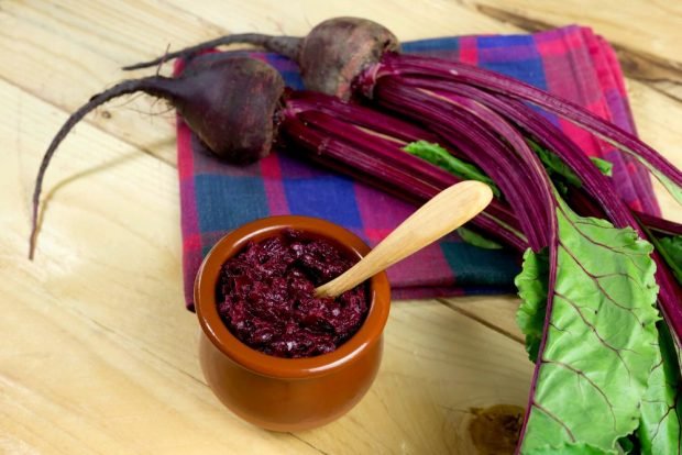 Red beet caviar for winter through a meat grinder