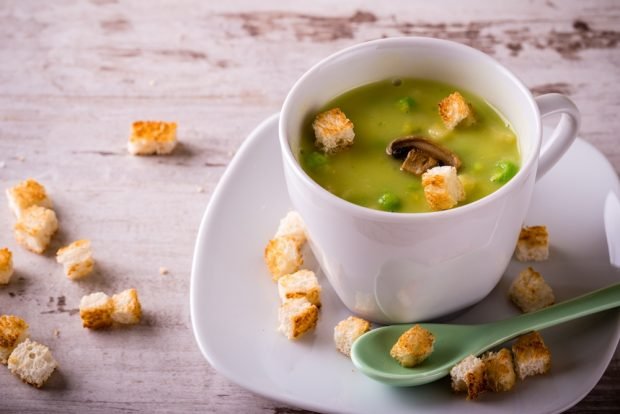 Pea soup with fried mushrooms is a simple and delicious recipe, how to cook step by step