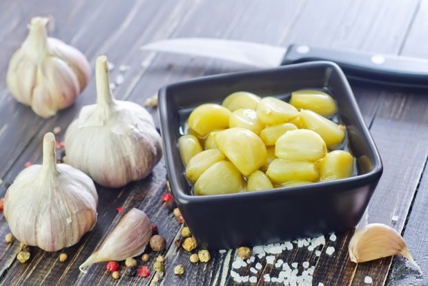 Pickled garlic with red currant for winter