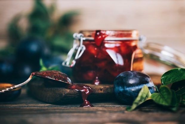 Seedless plum jam with walnuts and cinnamon 