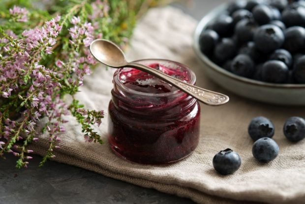 Blueberries mashed with sugar for the winter without cooking