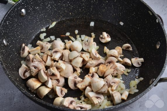 Solyanka with meat, sausages and champignons: photo of recipe preparation, step 3