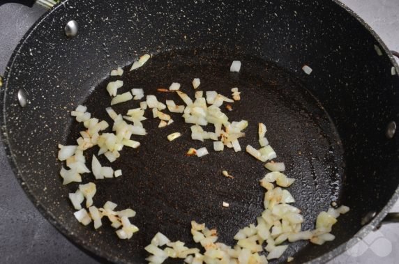 Solyanka with meat, sausages and champignons: photo of recipe preparation, step 2