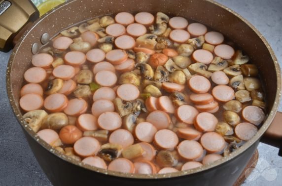 Solyanka with meat, sausages and champignons: photo of recipe preparation, step 5