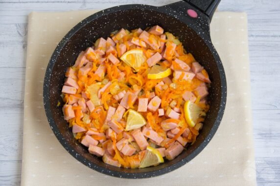 Solyanka with sausage without tomato paste: photo of recipe preparation, step 3