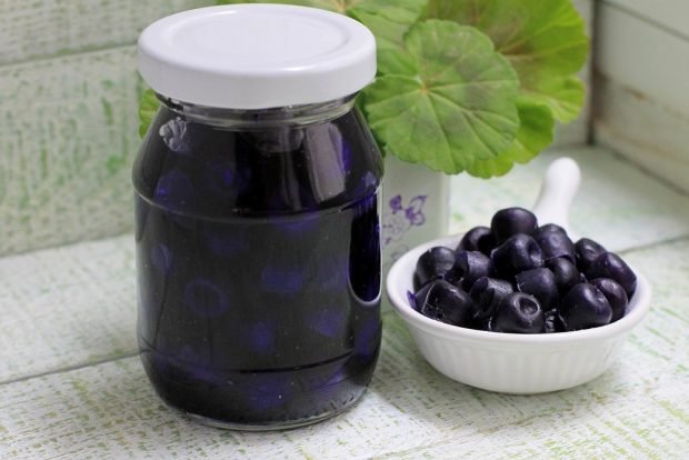 Blueberry jam with whole berries is a simple and delicious recipe, how to cook step by step