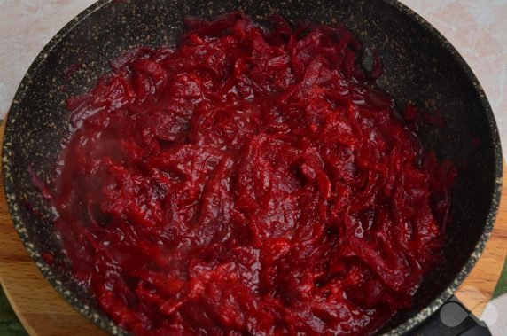 Homemade borscht for the whole family: photo of recipe preparation, step 6