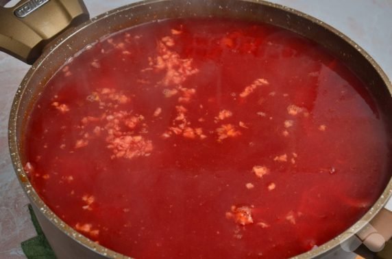 Homemade borscht for the whole family: photo of recipe preparation, step 7