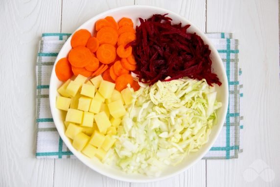 Light dietary borscht: photo of recipe preparation, step 1