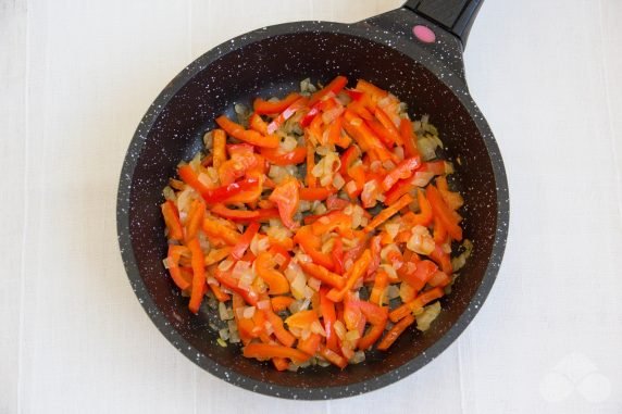 Solyanka with sausage and bell pepper: photo of recipe preparation, step 3