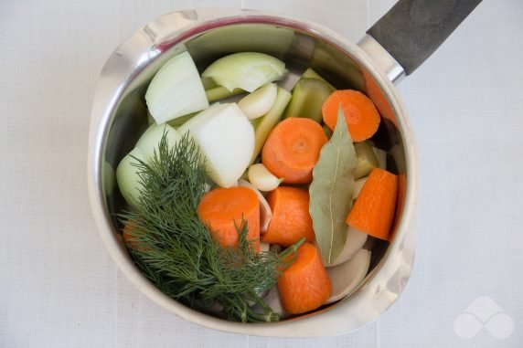 Vegetable broth with carrots and herbs: photo of recipe preparation, step 2