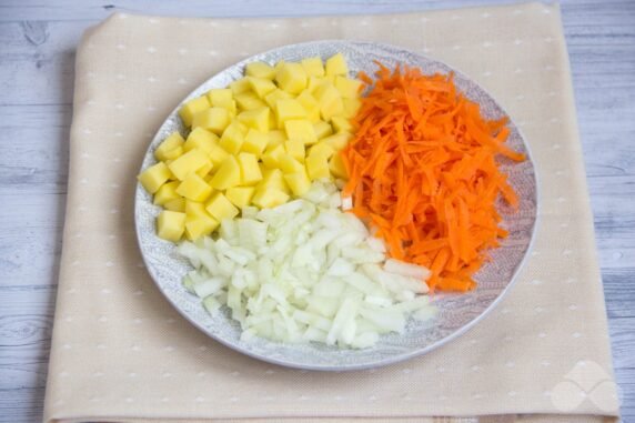 Chicken soup with dumplings: photo of recipe preparation, step 2