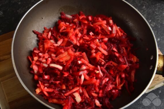 Borscht on chicken in 1 hour: photo of recipe preparation, step 4