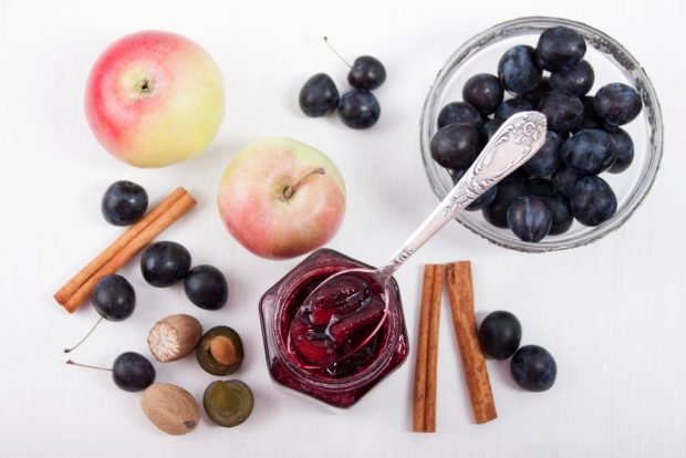 Jam made from apples and blackthorn 