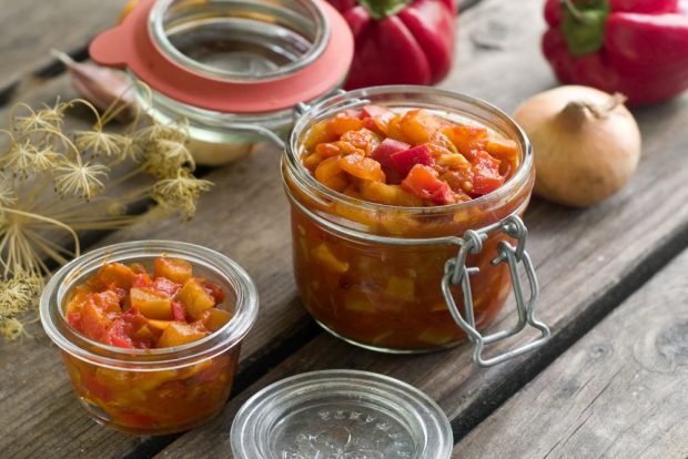 Zucchini lecho with tomato paste and pepper for winter