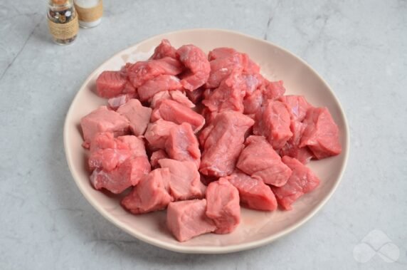 Solyanka with beef and hunting sausages: photo of recipe preparation, step 1 Solyanka with beef and hunting sausages: photo of recipe preparation, step 1