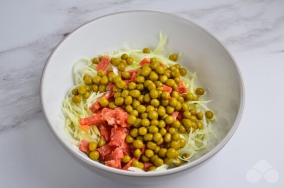 Salad with cabbage, sausage and peas: photo of recipe preparation, step 3