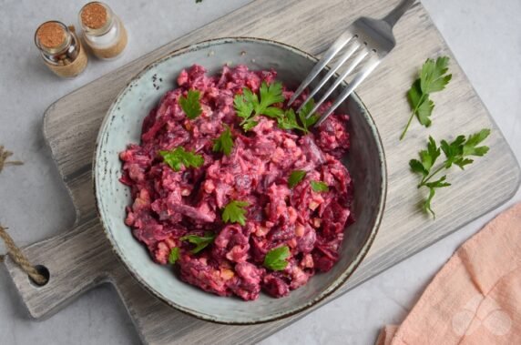 Salad with boiled beets, nuts and mayonnaise: photo of recipe preparation, step 5