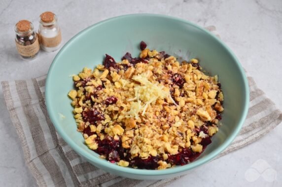 Salad with boiled beets, nuts and mayonnaise: photo of recipe preparation, step 3