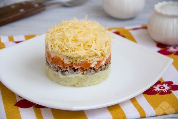 Puff salad with sprats: photo of recipe preparation, step 5