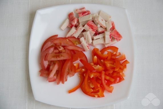 Crab salad with tomatoes and walnuts : photo of recipe preparation, step 1