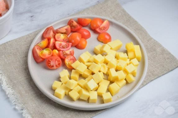 Salad with shrimp, tomatoes and cheese: photo of recipe preparation, step 2