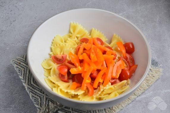 Salad with pasta, vegetables and olives: photo of recipe preparation, step 2