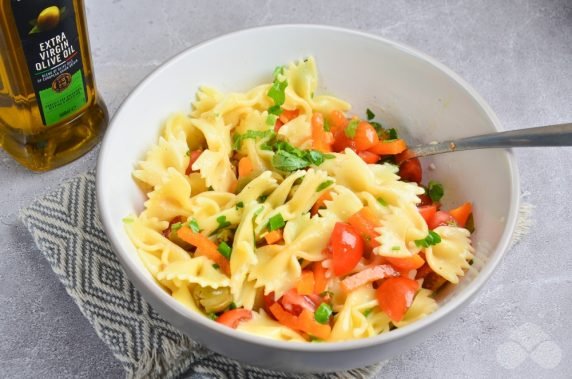 Salad with pasta, vegetables and olives: photo of recipe preparation, step 4