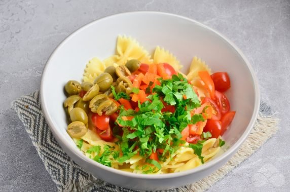 Salad with pasta, vegetables and olives: photo of recipe preparation, step 3