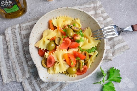 Salad with pasta, vegetables and olives: photo of recipe preparation, step 5