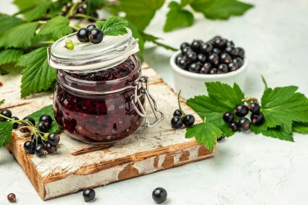 Blackcurrant confiture is a simple and delicious recipe how to cook step by step