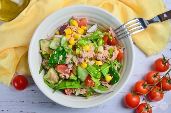 Salad with canned fish and avocado: photo of recipe preparation, step 4