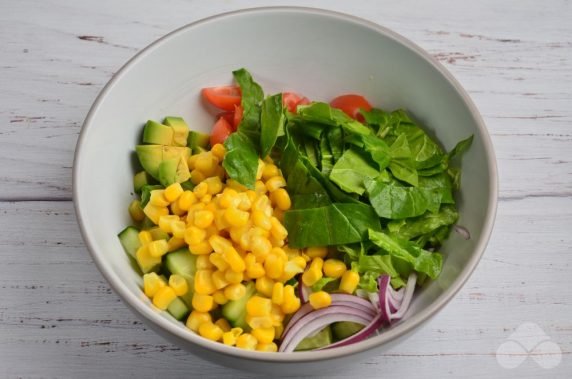 Salad with canned fish and avocado: photo of recipe preparation, step 2