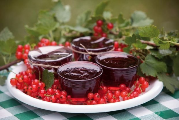 Red currant confiture is a simple and delicious recipe, how to cook step by step