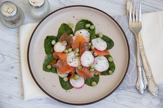 Salad with red fish, spinach, radish and green peas: photo of recipe preparation, step 3