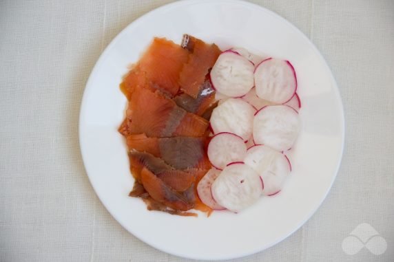 Salad with red fish, spinach, radish and green peas: photo of recipe preparation, step 1