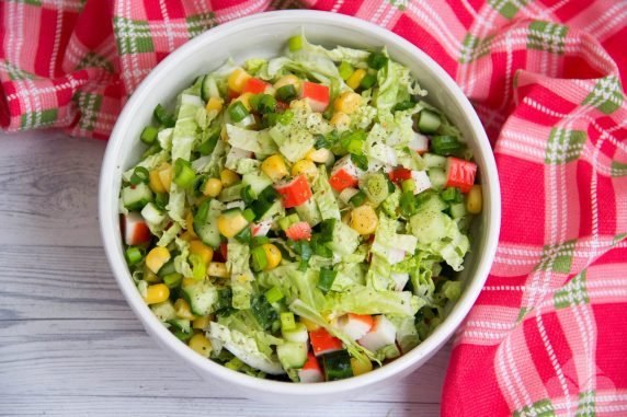 Salad with crab sticks and Peking cabbage: photo of recipe preparation, step 4