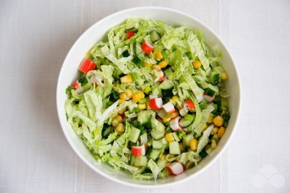 Salad with crab sticks and Peking cabbage: photo of recipe preparation, step 3