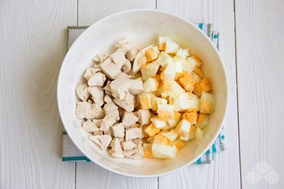 Classic salad with chicken and pineapples: photo of recipe preparation, step 1