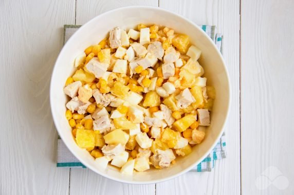 Classic salad with chicken and pineapples: photo of recipe preparation, step 2