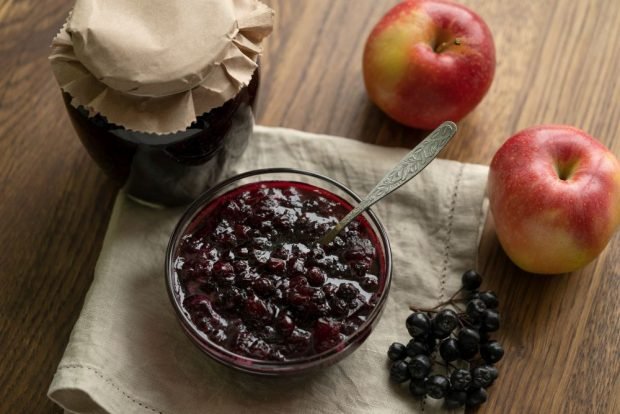 Jam from blackberries with apples 