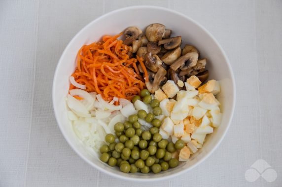 Salad with fried mushrooms, eggs and Korean carrots: photo of recipe preparation, step 4