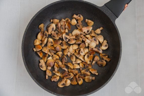 Salad with fried mushrooms, eggs and Korean carrots: photo of recipe preparation, step 2