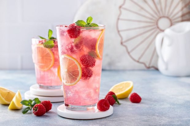 Raspberry and mint mojito with lemon for winter is a simple and delicious recipe, how to cook step by step