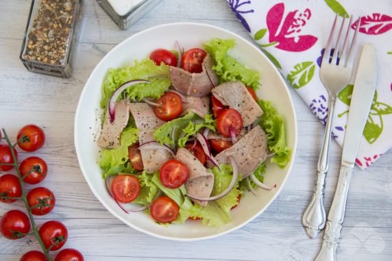 Fresh vegetable salad with beef: photo of recipe preparation, step 3