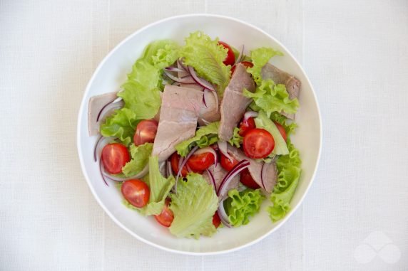 Fresh vegetable salad with beef: photo of recipe preparation, step 2