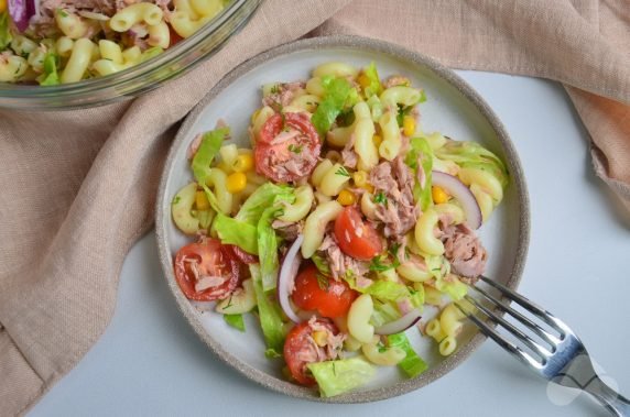 Salad with pasta, herbs and tuna: photo of recipe preparation, step 4