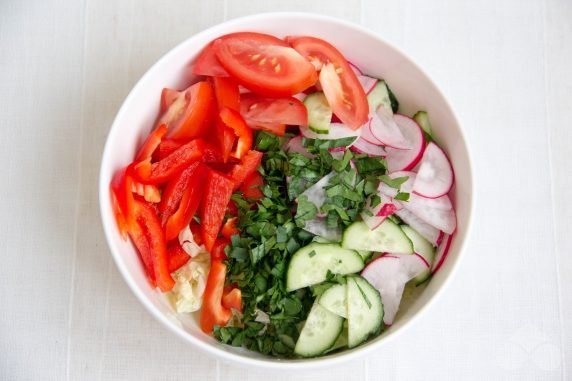 Fresh salad with Peking cabbage and radish: photo of recipe preparation, step 3