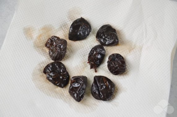 Beetroot, prune and walnut salad: photo of recipe preparation, step 3