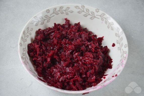 Beetroot, prune and walnut salad: photo of recipe preparation, step 2